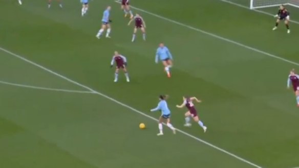 Aussie superstar Mary Fowler nails a superb left-foot goal for Manchester City in the Women's Super League.