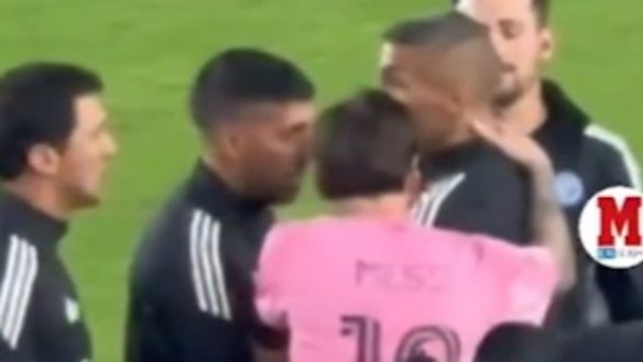 Lionel Messi was sent from the field and on the way he had something to say to a rival coach.