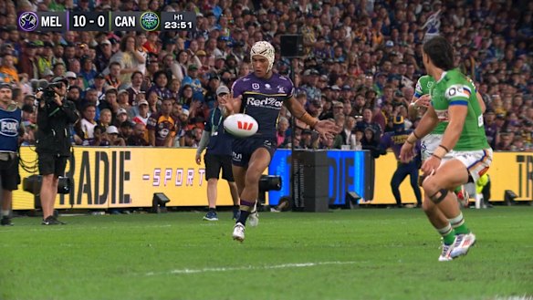 Sualauvi Fa'alogo superb kick lands in the hands of Ryan Papenhuyzen who scores.