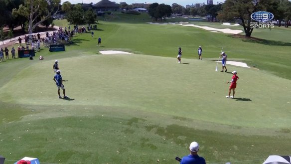 Minjee Lee ignites the Sydney crowd with a long putt at the Australian Open