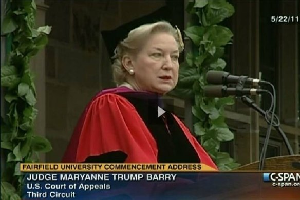Судья Мэриэнн Трамп Бэрри выступает с вступительной речью в Университете Фэрфилда в 2011 году.