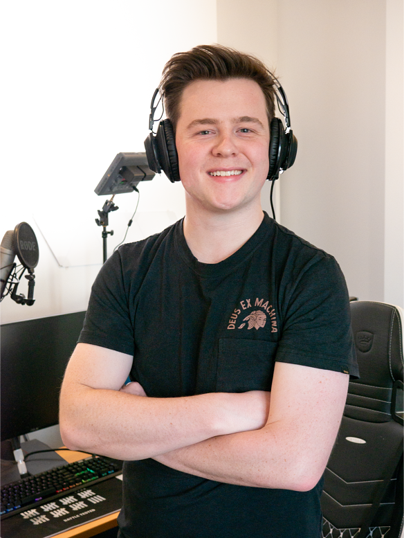 Muselk became famous for his live commentary of playing Team Fortress 2. 