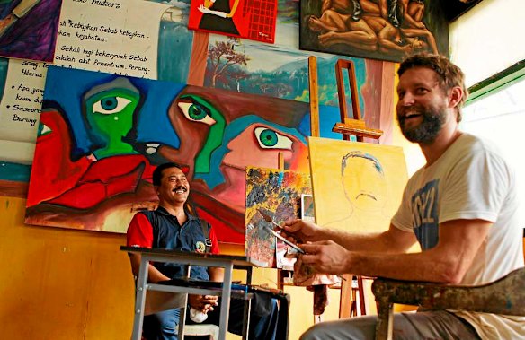 Australian artist Ben Quilty paints the Governor of Kerobokan Jail Ngurah Wiratna during a visit to Kerobokan jail to teach inmates.
