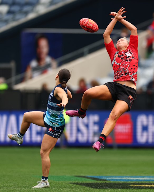Essendon’s Zoe Prowse attempts to mark.