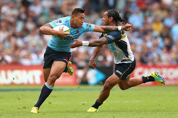 Israel Folau of the Waratahs runs the ball