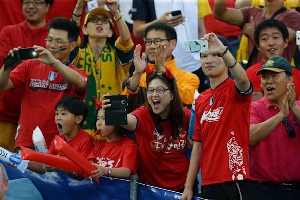 South Korean fans get ready for the final.
