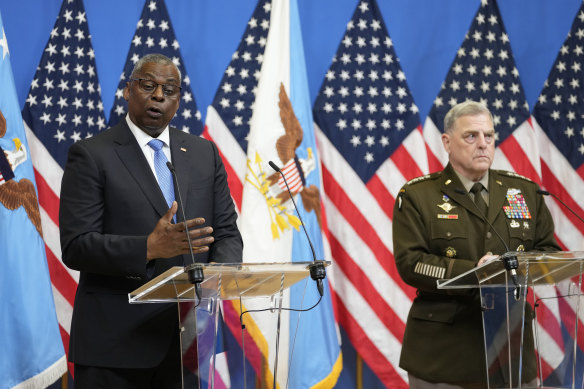ABD Savunma Bakanı Lloyd Austin, solda ve Genelkurmay Başkanı ABD Generali Mark Milley