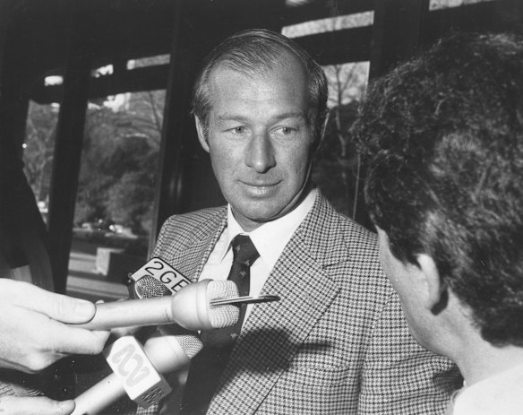 NSW detective Roger Rogerson speaks to the media at Police Headquarters in 1985