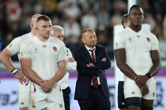 A dejected Eddie Jones stands with his team.