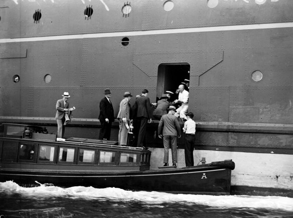 Customs officials boarding the ship, Awatea , in Sydney to interview Mrs Mabel Magdalene Freer, 4 December 1936