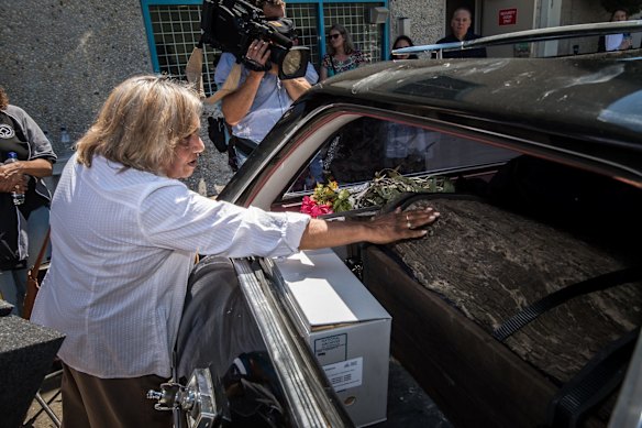 Christine Palmer, a Knwarraye elder from central Australia, bids Mungo a safe journey home.