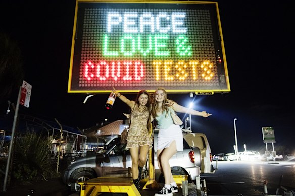 Schoolies Mistie Mildenhall and Sav Smith from Ballina Coast High School.