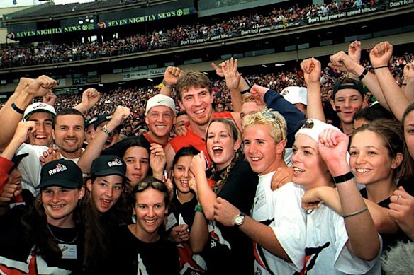 Melbourne v Richmond , Reach foundation give Jim Stynes a great  send off at the MCG after he did a lap of honour, March 27 1999.