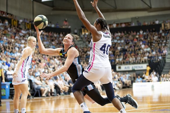 The Canberra Capitals' Kelsey Griffin and Adelaide Lightning's Kayla Alexander. 