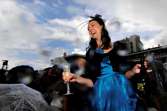 Drinkin' in the rain ... Lindsay Stol doesn't let the weather dampen her spirits.