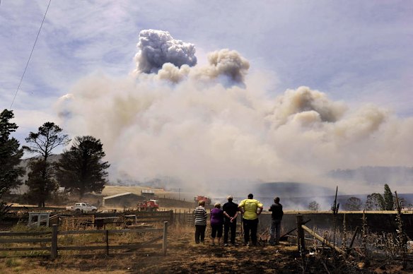 Residents and RSF on sight of a major bushfire on Mount Forest Road near Cooma.
