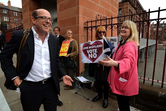 A "No" campaigner bursts into song as the BBC's Nick Robinson walks by.