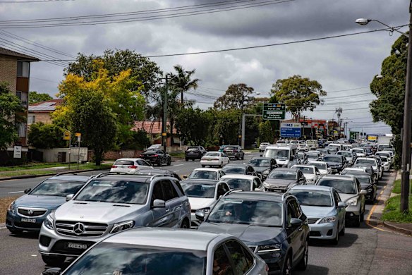 Covid testing clinic at Roselands Shopping Centre open-air car park on Dec 28, 2021. The queue starts from M5, with approximately three hours waiting.