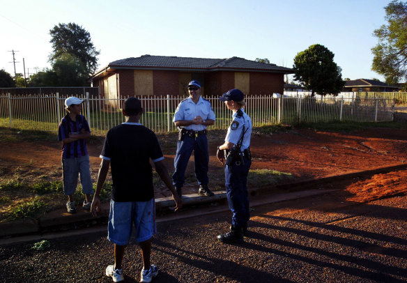 Police officers chatting with two boys at the then Gordon Estate in 2006.