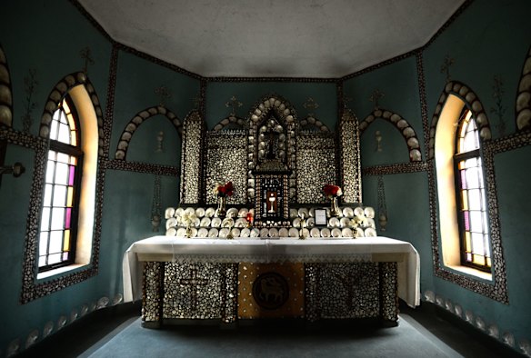  Beagle Bay Aboriginal Community on the Dampier peninsular 210km from Broome. 