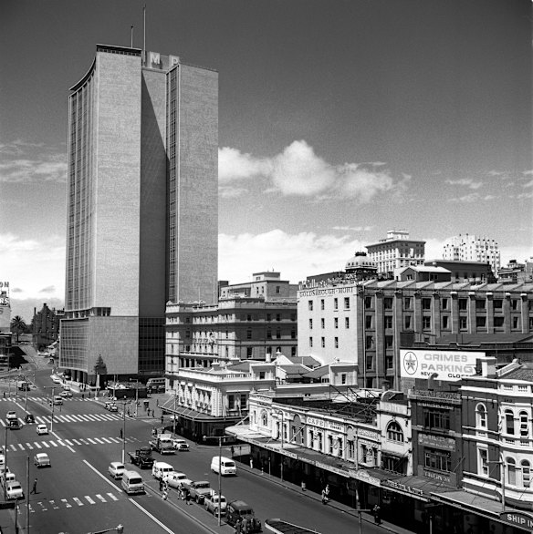 What landeth here?  The AMP Building at 33 Alfred Street was completed in 1962. At 117 metres tall, it was Sydney’s first skyscraper to break the city’s 1912 height limit of 150 feet (46 metres). This photo from the  City of Sydney Archives shows just how different it was from the other city buildings nearby. 