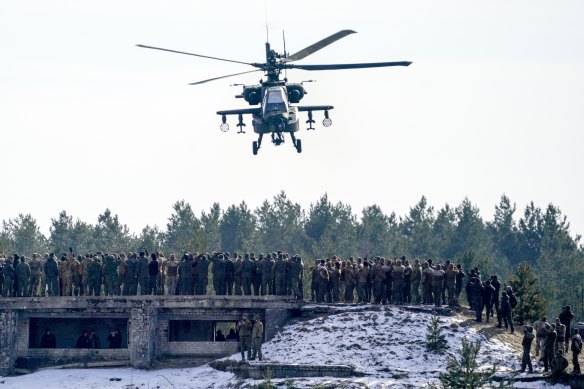 莫里森政府宣布将花费 55 亿美元购买 29 架新的波音阿帕奇攻击直升机。