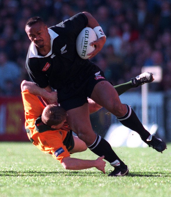 1995. Jonah bursts through a tackle by Steve Merrick.