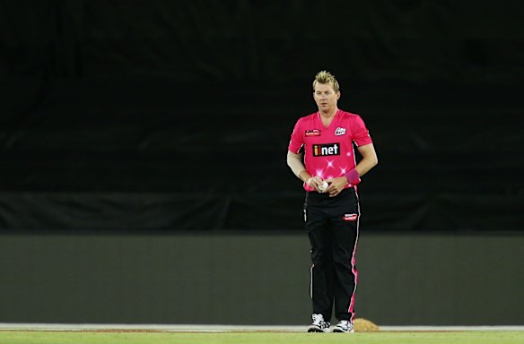 Brett Lee of the Sixers prepares to bowl his first over.