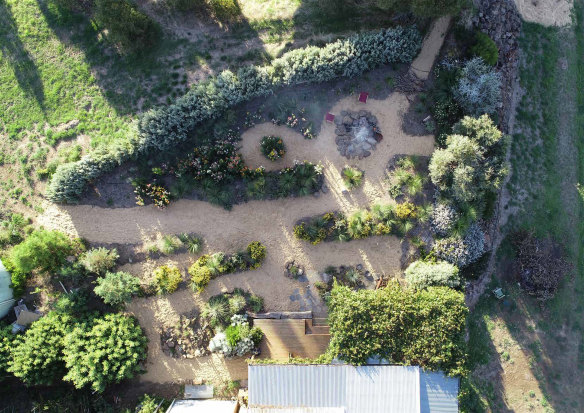 The sand paths double as water-storing reservoirs.