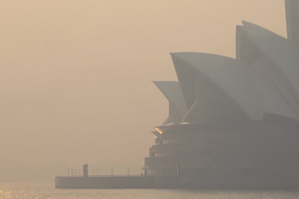 For the second time in 3 days a smoke haze covers Sydney.