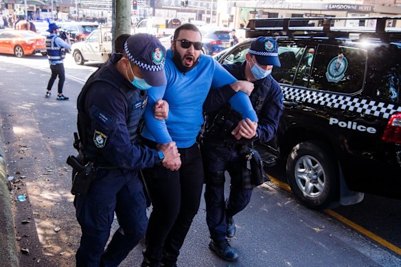 Police arrest anti-lockdown protesters in Sydney.