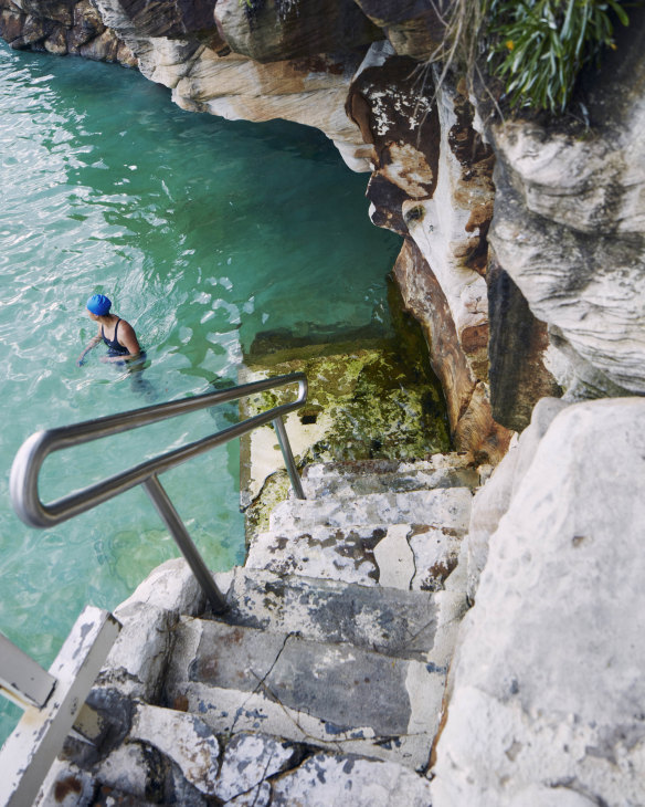 Bronte Baths: men and women used分时段来这里游泳，进行隔离游泳。” loading=