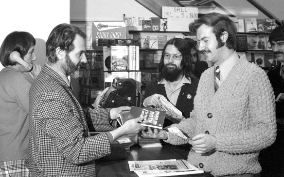 Customers line up to purchase  ‘Portnoy’s Complaint’ at The Pocket Bookshop on August 31, 1970.
