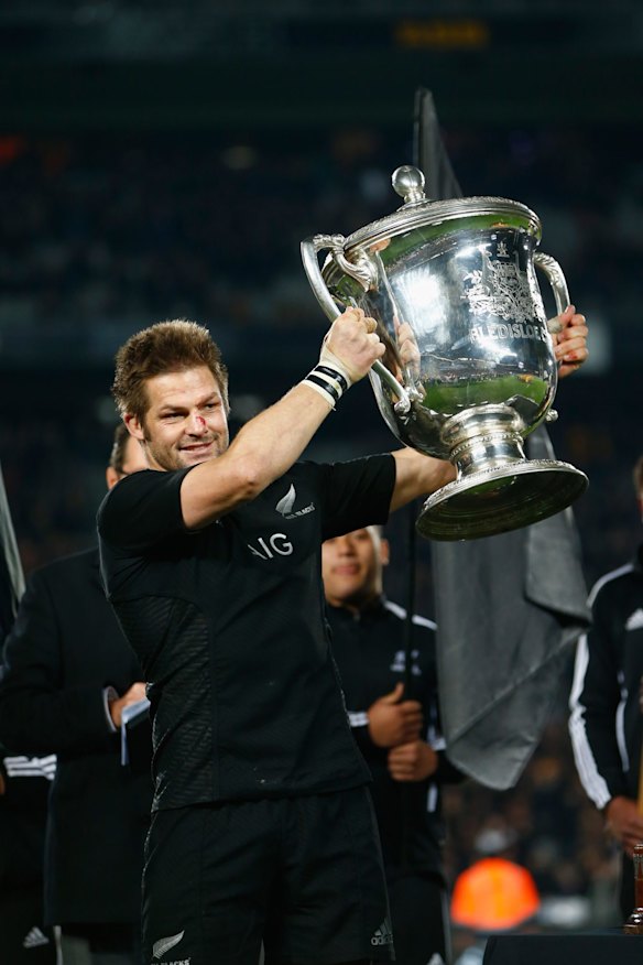 Richie McCaw holds the Bledisloe Cup.