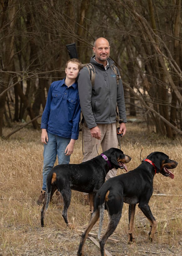  Paul Jennings, his son Finn, and his bluetick coonhounds, who have been trained to track cat scent on Kangaroo Island. 