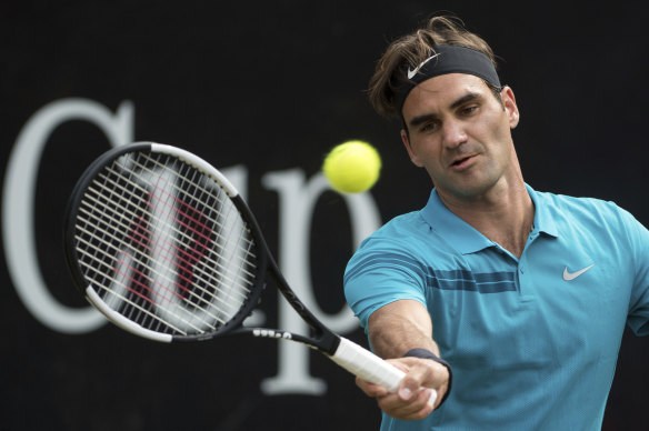 Roger Federer returns the ball to Nick Kyrgios in their semifinal.