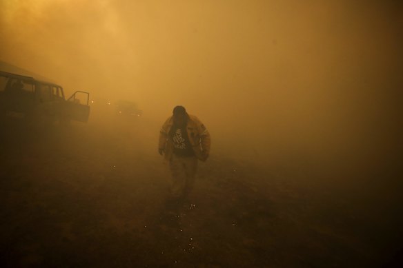 Bumbalong residents defending their property as a bushfire burning south of Canberra threatens  communities in Bumbalong.