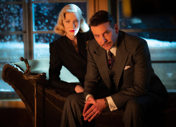 Dr Lilith Ritter (Cate Blanchett) and Stanton Carlisle (Bradley Cooper)
in Nightmare Alley.