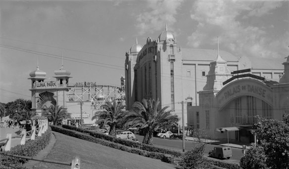 LUNA PARK, PALAIS PICTURES [Palais Theatre] and the PALAIS DE DANSE, ST KILDA, Vic. c. 1920-1954. Author/Creator: Rose Stereograph Co. *** MUST CREDIT: State Library of Victoria *** Copyright status: This work is out of copyright. Terms of use: No copyright restrictions apply. ID: mls