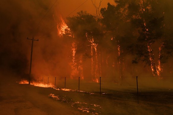 Bushfires rip through Werombi. RFS crew from out of area (Otford) race through flames to get to homes under threat.