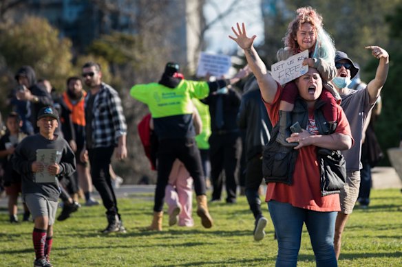 Thousands of people angry about vaccinations and Lockdowns shut down parts of the city and descended on the Shrine of Remembrance before being forced out by riot police. 
