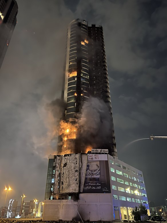 Un incendio è scoppiato in un edificio preso di mira dai droni iraniani a Manama, capitale del Bahrein.