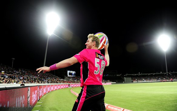 Sydney Sixers player Brett Lee has fun with the crowd.