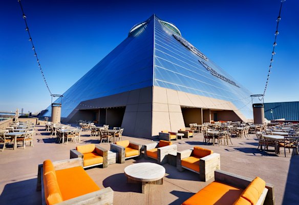 Northwest of Memphis' downtown area, the Big Cypress Lodge sits on the banks of the mighty Mississippi River. 