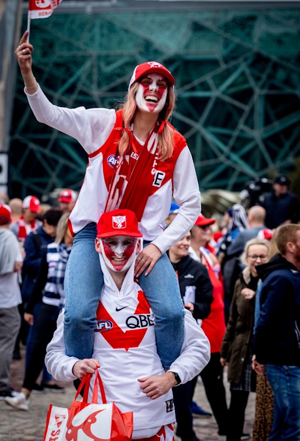 Swans fans Amber Baka and Ben Ward attend the AFL Grand Final parade 