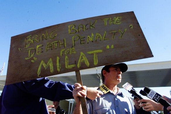 Missing Girls Inquest at Toronto Court. Peter Morgan outside the Toronto court with his 'Bring back the death penalty' sign as Milat is due to give evidence.