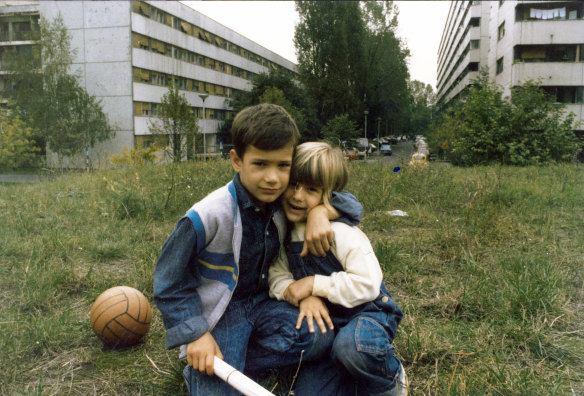 Una Butorac and her brother at home in Belgrade in 1989.