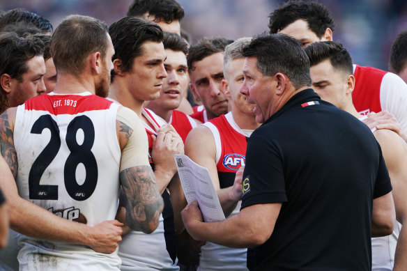 Brett Ratten gives instructions to St Kilda players late last season.