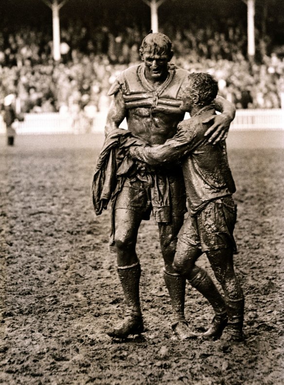The famous photo of Norm Provan (left) and Arthur Summons taken after the 1963 NSWRL grand final.