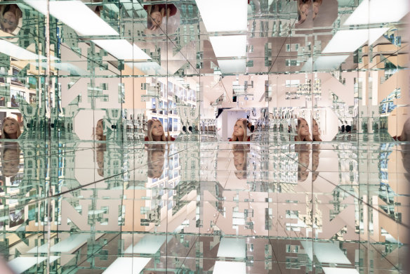 END/RUN (2014) part of Doug Aitken’s New Eraexhibition, is an installation combining mirrors and projections.